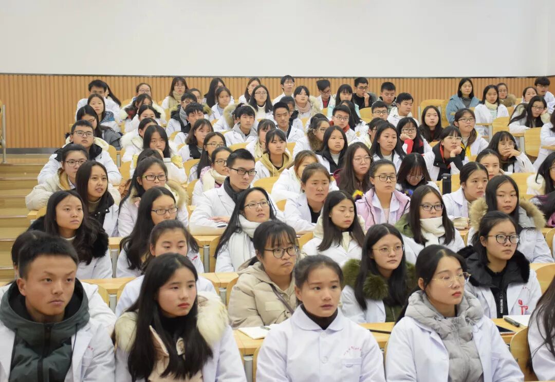 同学们认真听